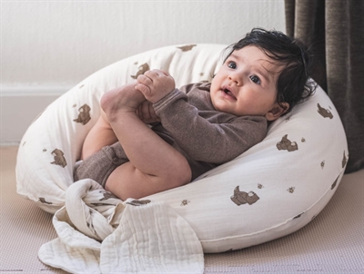 Baby på That\'s Mine Moon ammepude i bees and bears print