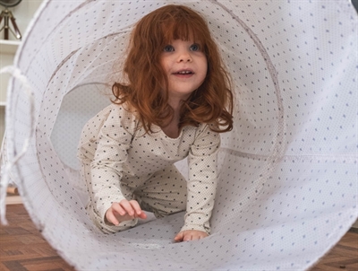 Barn leger i That\'s Mine aktivitetstunnel lots of love sky