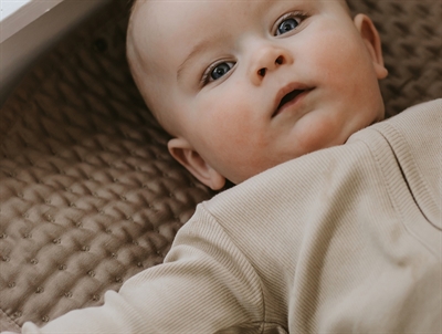 Baby iført That\'s Mine onesie i brown melange med lynlås