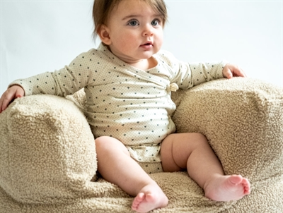 Børnestol i beige fra That\'s Mine med kaninører med barn i stolen