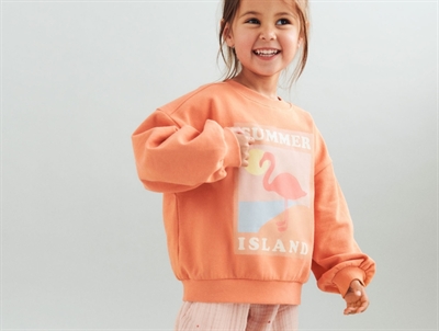 Wheat Eliza sweatshirt i sunkissed orange med flamingoprint på model