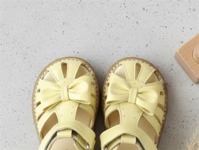 Angulus mellow gul sandal med lak og sløjfe