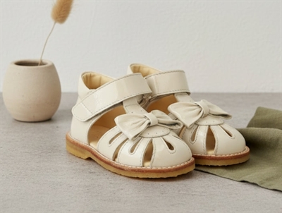 Angulus begynder sandal buttermilk med velcro og sløjfe