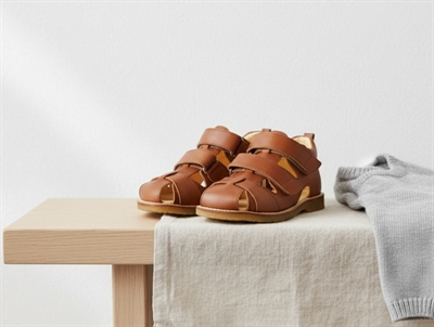 Angulus sandal cognac med velcro og lukket tå