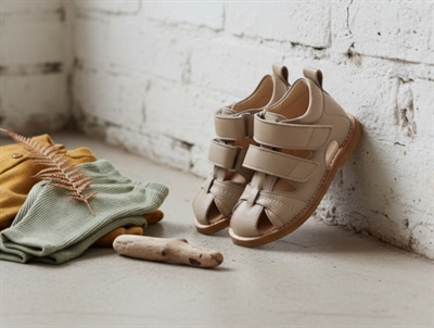 Angulus sandal sand med velcro og kontraststikninger