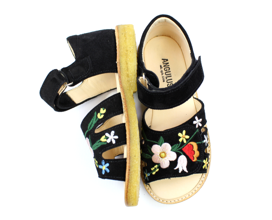 smal sandal sort med blomst | str. 28-33 | TILBUD