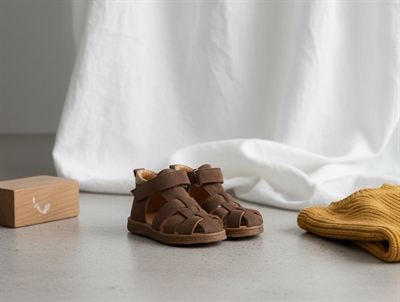 Angulus sandal dark taupe/sand med velcro og lukket tå