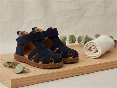 Angulus begynder sandal i navy ruskind med velcro og lukket tå