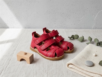Angulus sandal rød med velcro og hjertebroderi