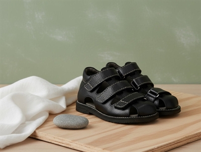 Angulus sandal sort med velcro og lukket tå