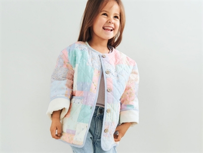 Pige iført Wheat Inaja quilt jakke patchwork flowers