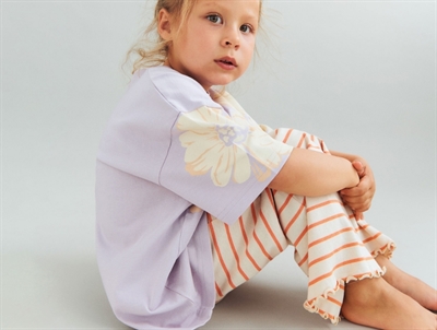 Pige iført Wheat Ela bukser orange stripe i bomuldsjersey