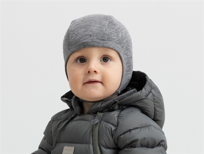 MarMar Copenhagen hjelm i grey melange uld rib vist på barn