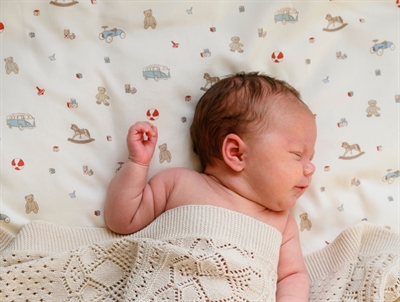 Cam Cam Copenhagen babysengetøj i brug med vintage toys print