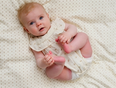 Cam Cam Copenhagen babysengetøj i brug med rowan print