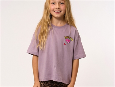 pige iført THE NEW oversized t-shirt i gray ridge med love wins print forfra