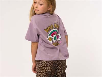 pige iført THE NEW oversized t-shirt i gray ridge med love wins print bagfra