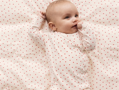 MarMar baby sengetøj happy hearts med et barn