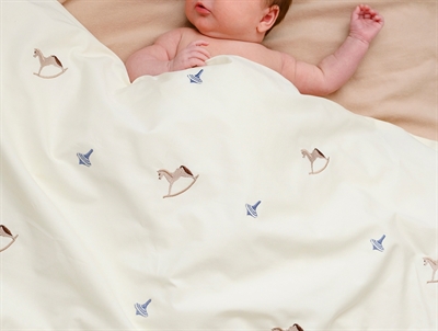 Cam Cam Copenhagen broderet babysengetøj i brug med vintage toys motiver