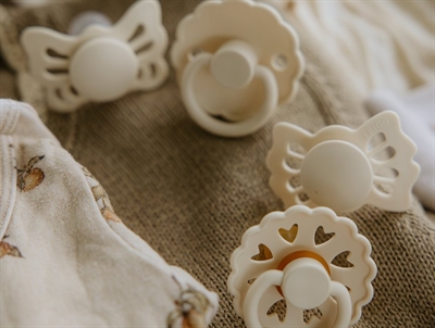 FRIGG Babys first sut 4-pak floral heart cream i miljø