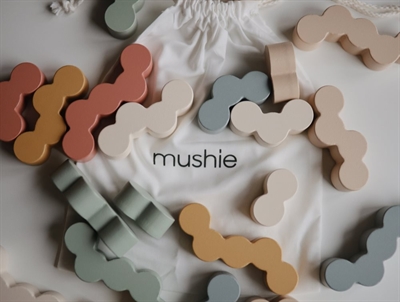 Mushie balanceklodser i træ i boligmiljø