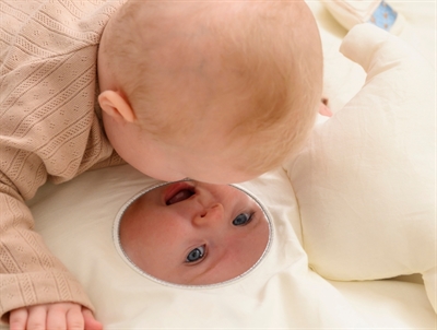 Cam Cam Copenhagen aktivitetslegemåtte med spejl og sanseelementer