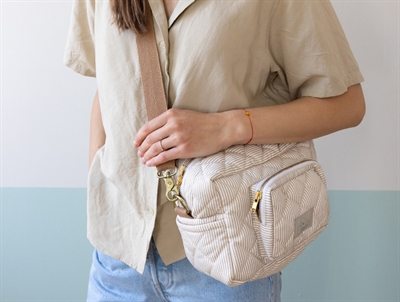 Cam Cam Copenhagen lille pusletaske med camelbrune striber og quiltet overflade