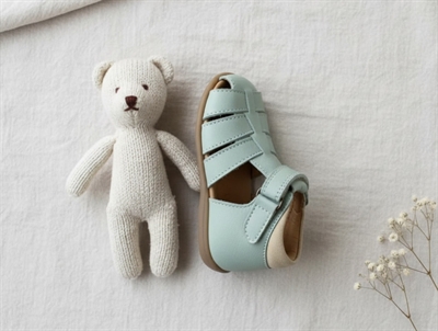 Pom Pom sandal dusty green med velcro