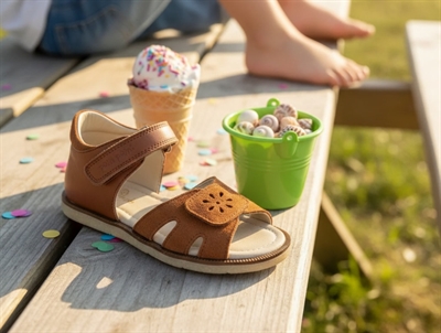 Pom Pom sandal camel med velcro