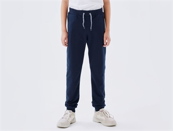 Dreng iført mørkeblå sweatpants fra Name It med rib og snøre