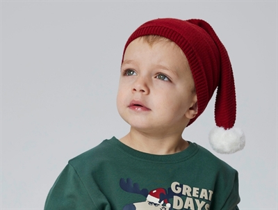 Barn med rød Name It nissehue med hvid kvast