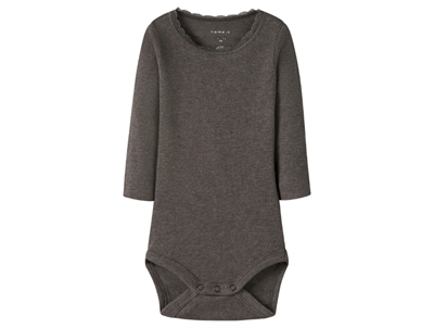 Name It body i brun nuance med blondekant ved halsen