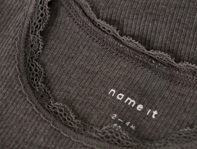 Name It body i brun nuance med blondekant ved halsen