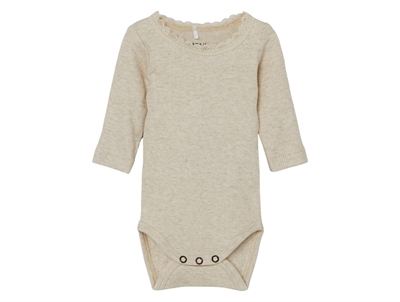 Name It body i råhvid nuance med blondekant ved halsen