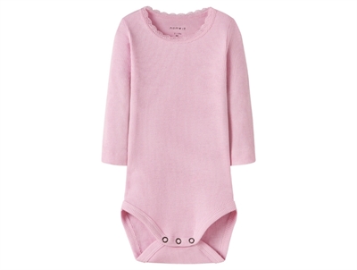 Name It body i lyserød nuance med blondekant ved halsen