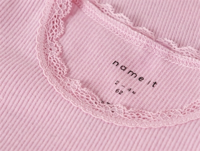 Name It body i lyserød nuance med blondekant ved halsen