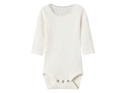 Name It Baby body i cloud dancer med blondekant