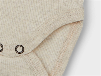 Name It body i beige nuance med knapper foran