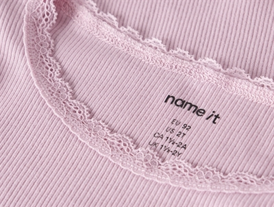 Name It bluse fragrant lilac med blondekant