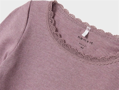 name it ribbluse elderberry melange med blondekant detalje