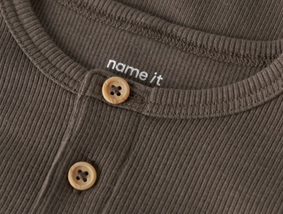 Name It bluse morel med knaplukning