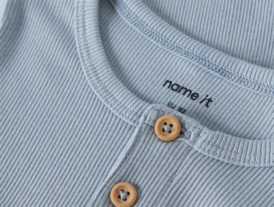 Name It rib t-shirt blue fog med knapper ved hals