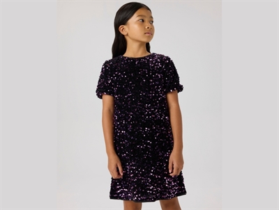 Pige iført Name It pailletkjole i byzantium