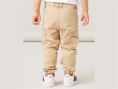 Name It cargo bukser i beige nuance med lommer