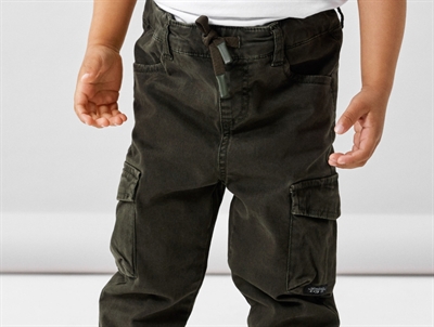 Name It cargo bukser i mørkegrøn nuance med lommer