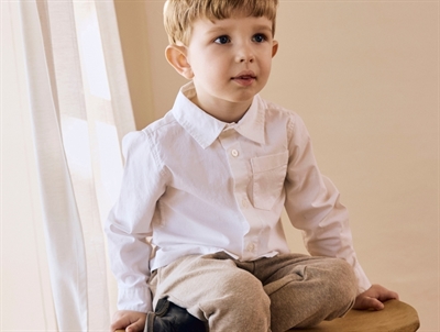 Dreng iklædt Name It hvid skjorte til børn med knaplukning