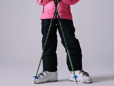 Barn iført sorte Name It skibukser til ski