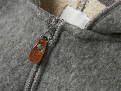 Detalje af lynlås på Name It babydragt light grey melange