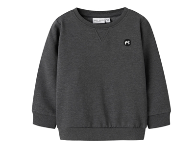 name it sweatshirt dark grey melange med badge forfra