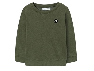 name it sweatshirt dusty olive med badge forfra